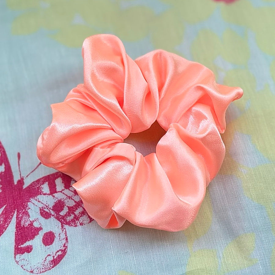 Gros chouchou en satin pour cheveux 13 cm saumon clair