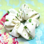 Gros chouchou élastique pois 12cm vert