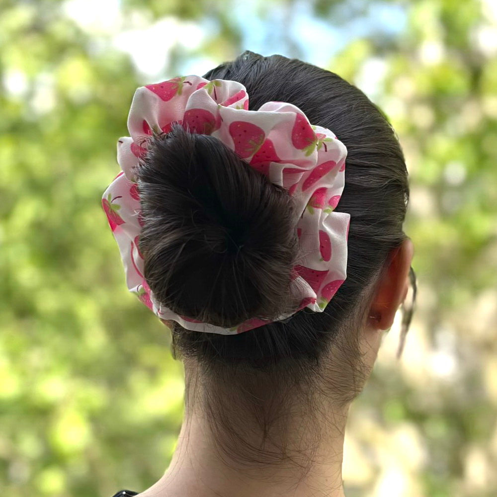 Gros chouchou satiné fraise 13 cm, chignon