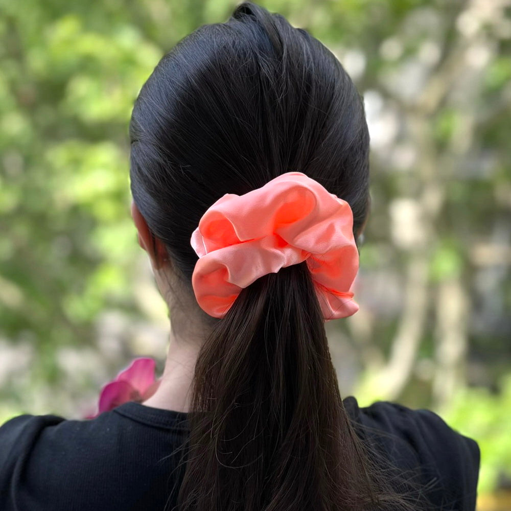 Gros chouchou en satin saumon clair pour cheveux 13 cm