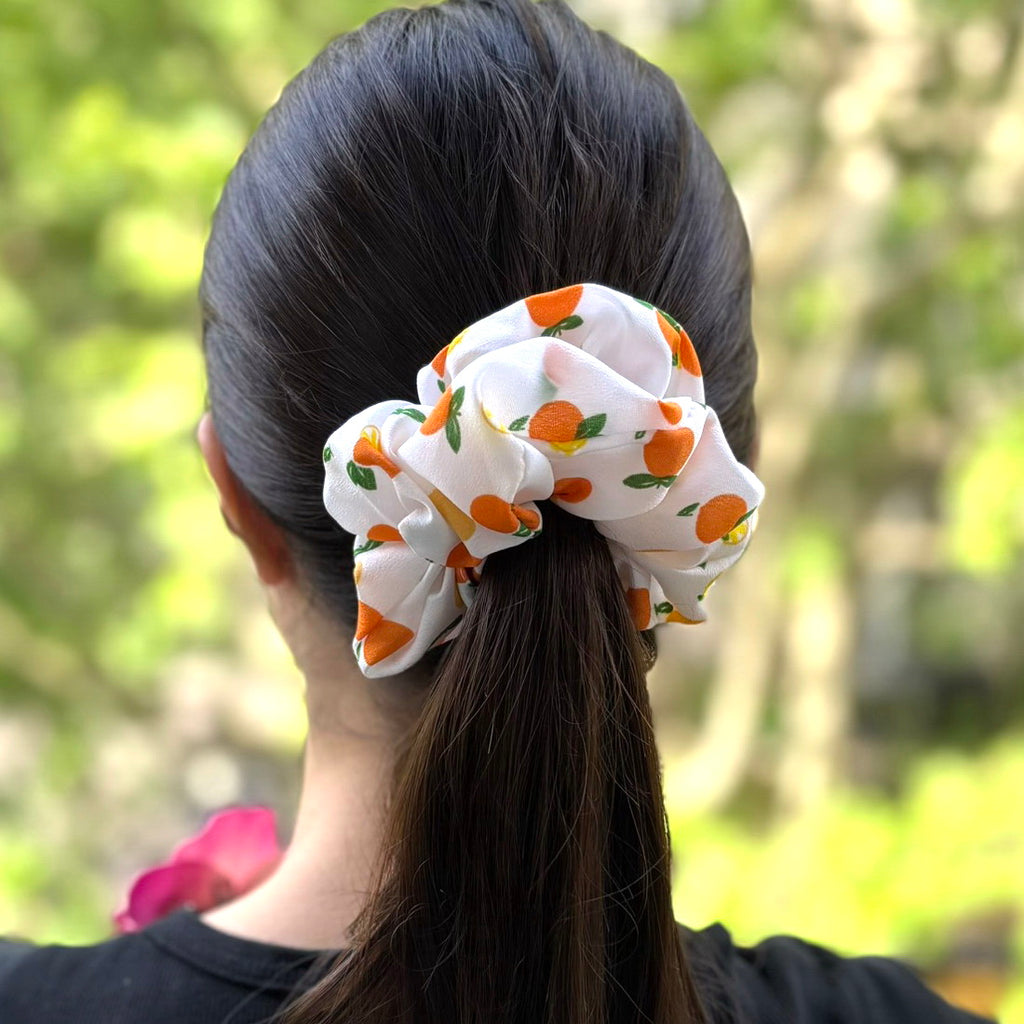 Gros chouchou satiné fruit orange 13 cm, accessoire cheveux