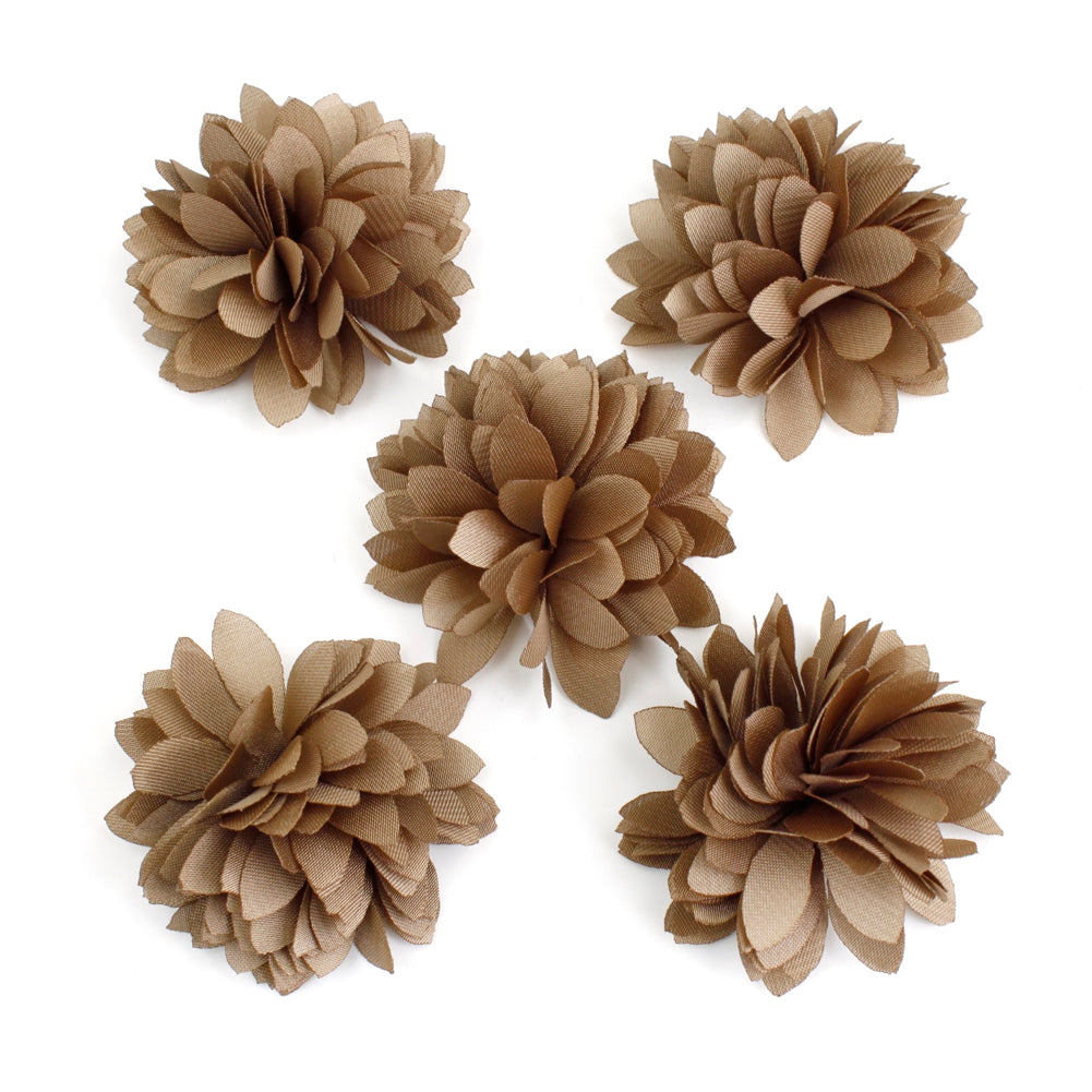 5 petites fleurs en tissu satiné 4.5 cm cousues à la main - beige foncé