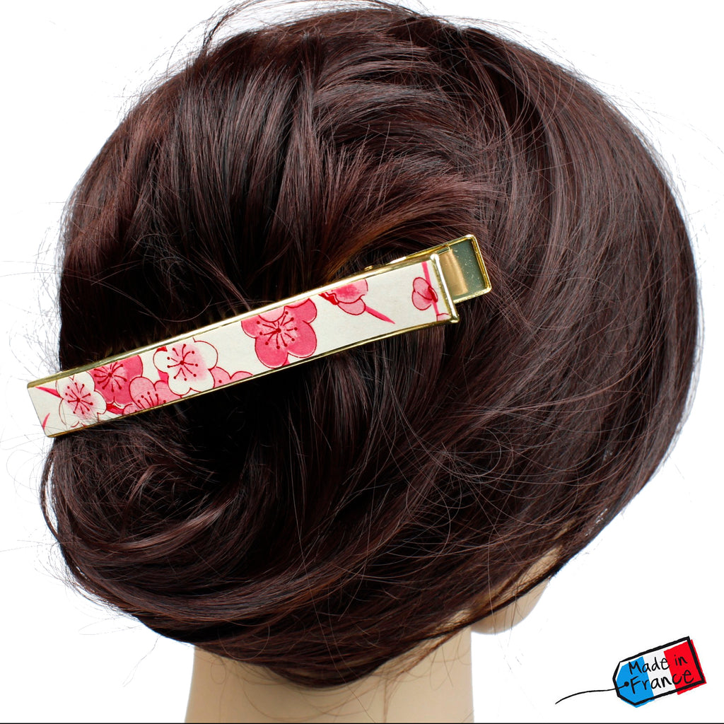 Grande pince cheveux crocodile avec décor fleurs de cerisier sur fond blanc