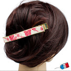 Grande pince cheveux crocodile avec décor fleurs de cerisier sur fond blanc