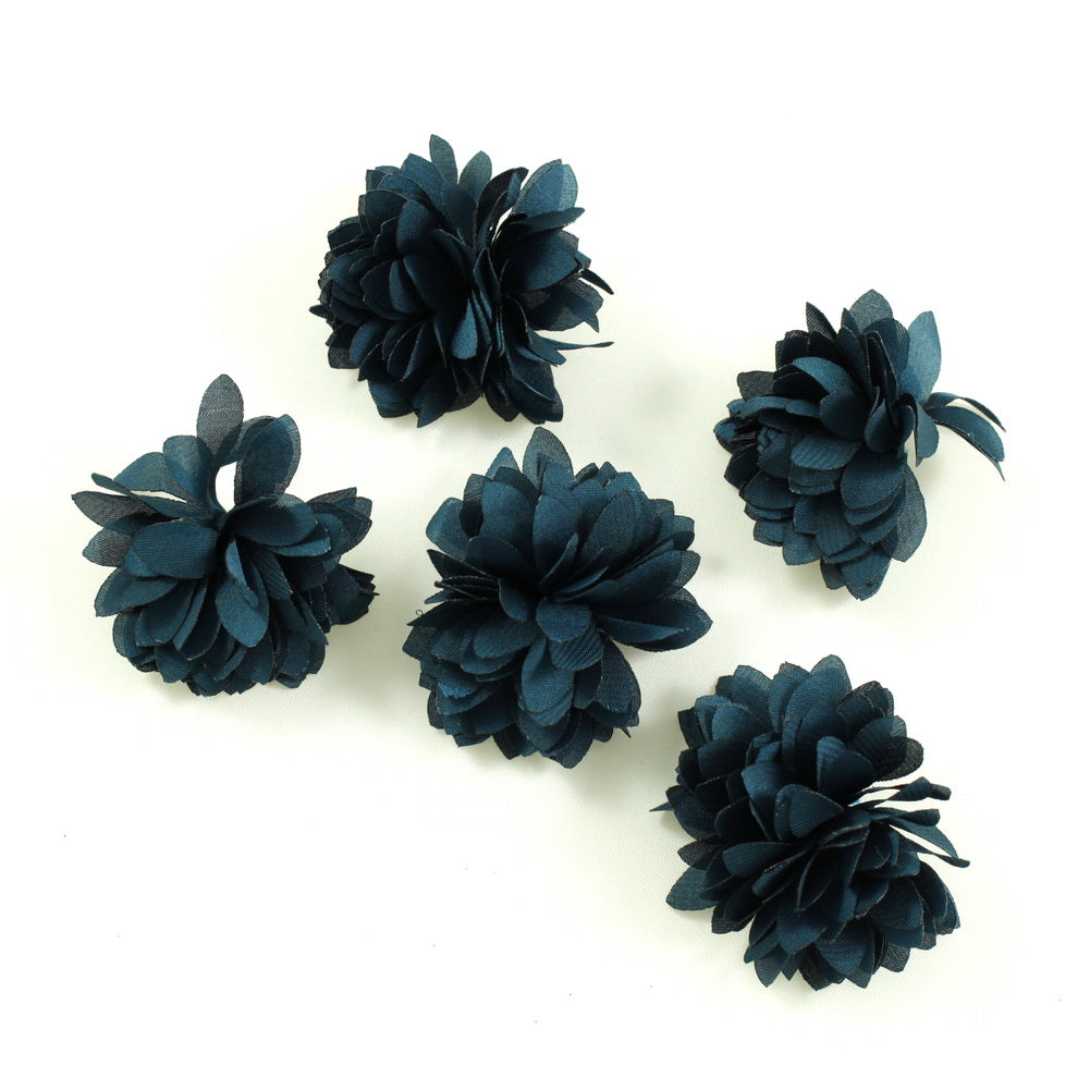 5 petites fleurs en tissu satiné 4.5 cm cousues à la main - bleu canard