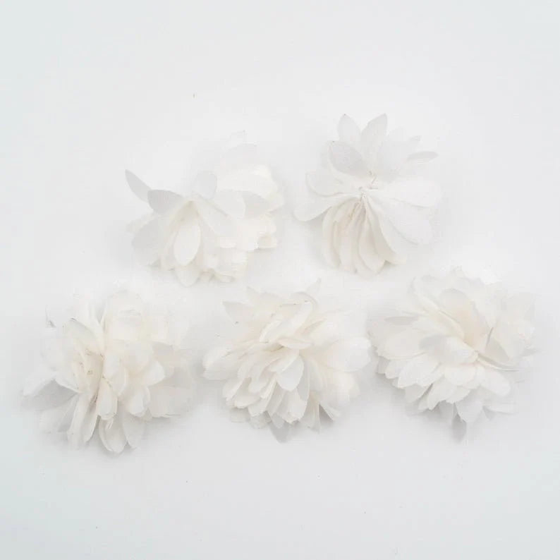 Lot de 5 petites fleurs en tissu satiné 4.5 cm cousues à la main - blanc cassé
