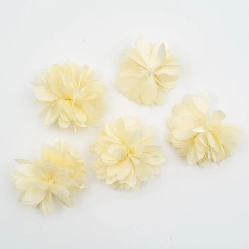 Lot de 5 petites fleurs en tissu satiné 4.5 cm cousues à la main - beige